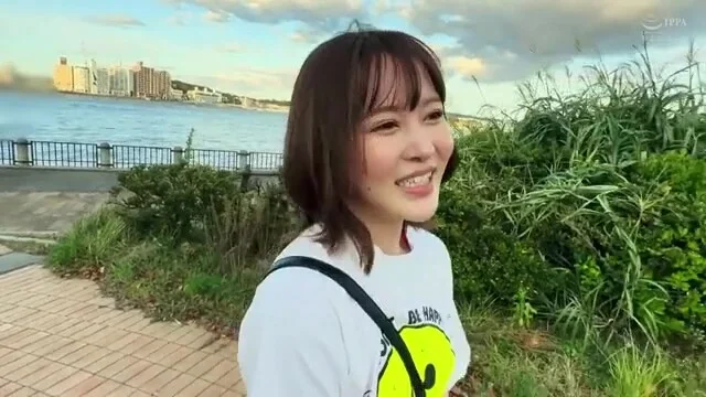 キュートなドM人妻が楽しそうにちんぽ舐めて目隠しで手マンされておまんこ濡れ濡れ