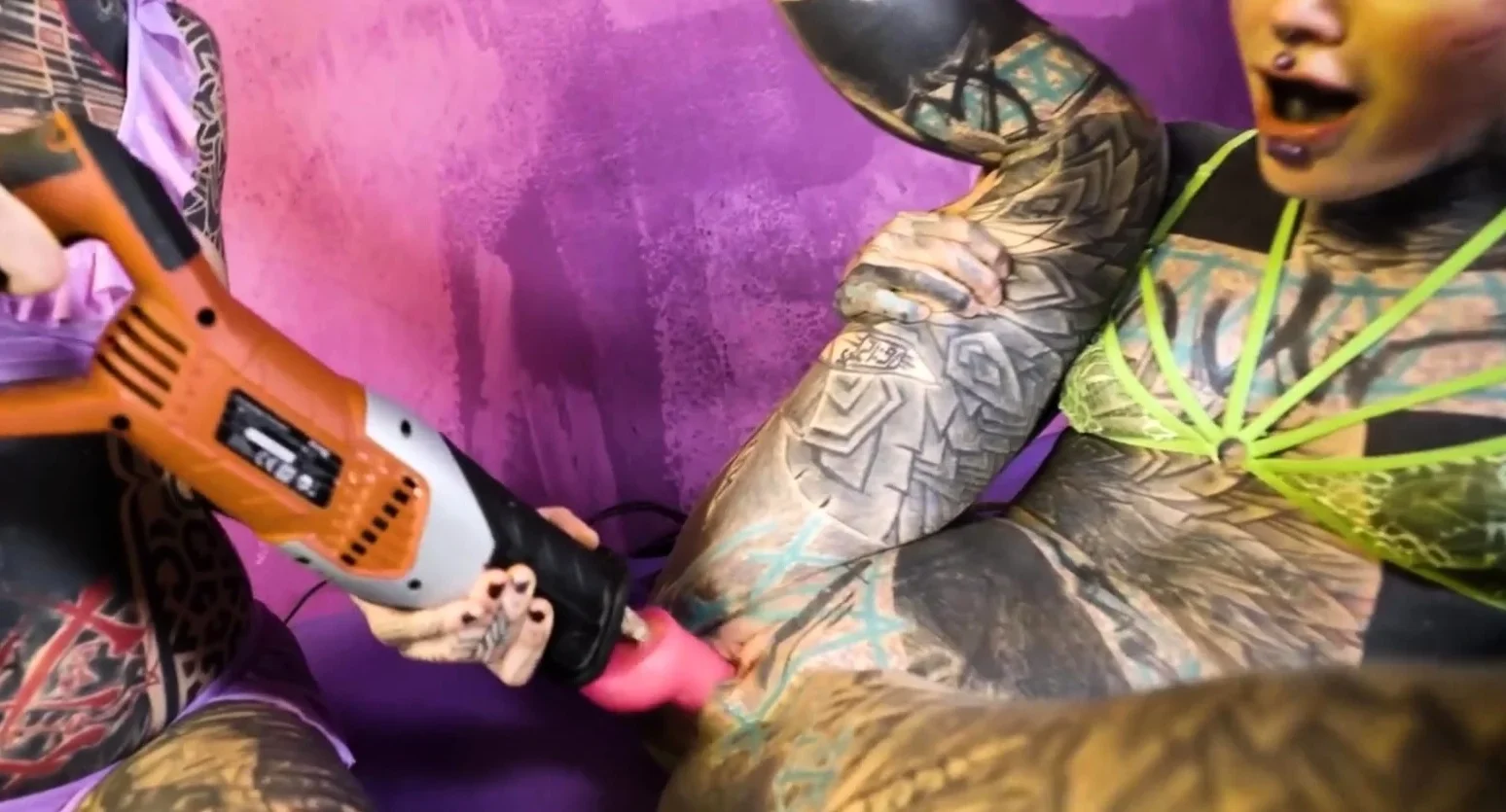 Cute tattoo lesbian sex with Anuskatzz and Serpienta
