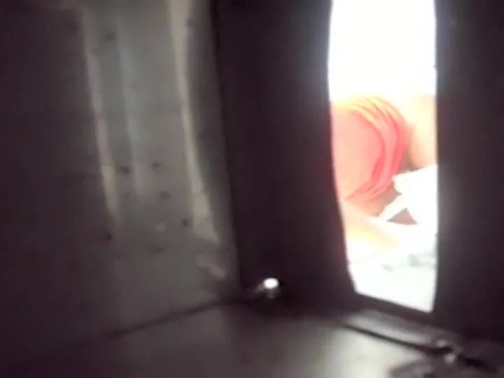 Trimmed down pussy spied as it pissed