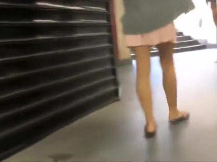 peeps on appealing girl's skirt