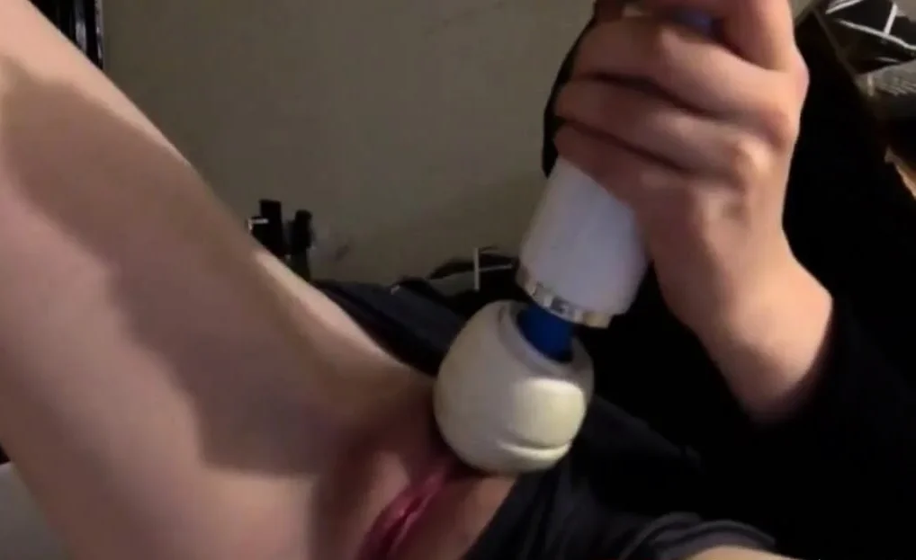She Vibrates Her Pussy To Orgasm
