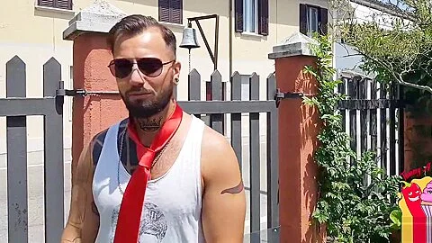 Venditore porta a porta scopa la casalinga porca