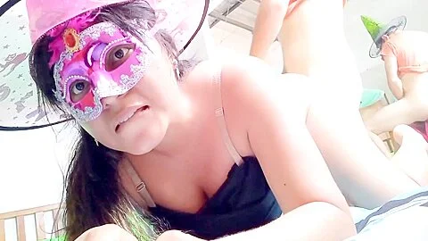 Halloween De Sexo Intenso Entre La Bruja Joven Y El Brujo Recien Iniciado!! Comenzo La Celebracion De Las Brujas Y Los Companeros De Trabajo Se Dan Cita Para No Ir Al Trabajo Y Quedarse Teniendo Sexo Casero Cuando El Jefe Esta De Vacaciones 5 Min