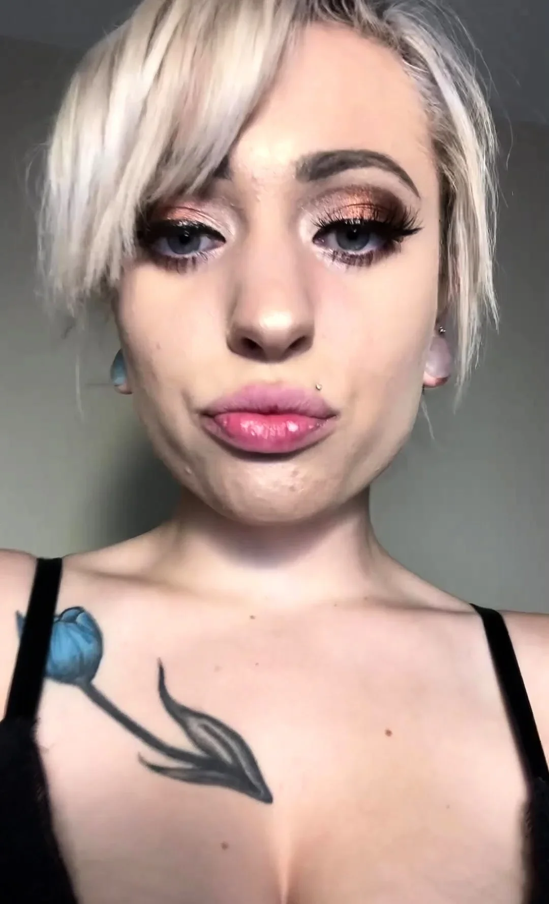 amateur blonde solo webcam