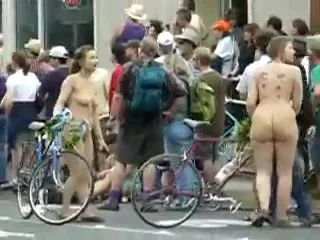 Gostosas de bike peladas