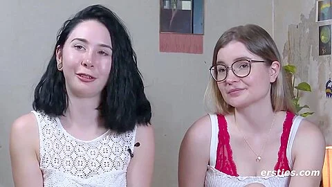Brunette Wird Von Ihrer Deutschen Freundin Mit Strap-on Verwohnt