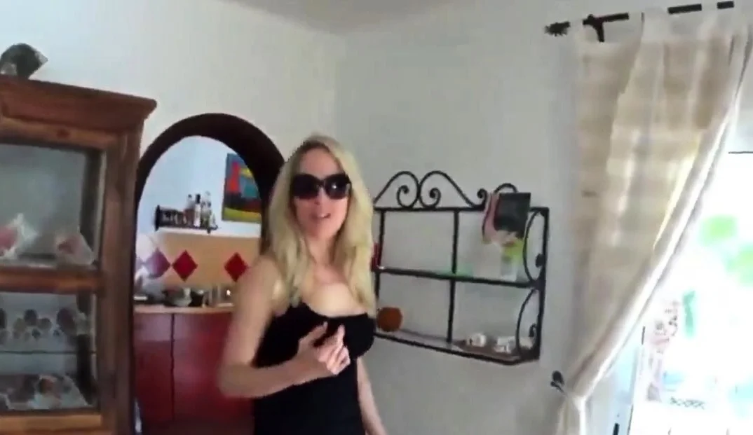 Hot Mom nimmt Sahnetorte auf Tabelle