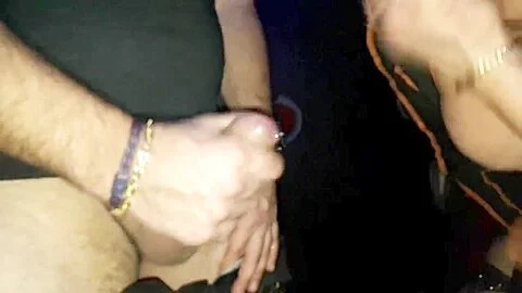 valentine recouverte de sperme dans un gros gang bang