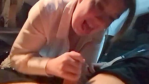 sa patronne lui taille une pipe dans la voiture