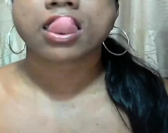 Dutch Indian BBW is fingering on cam