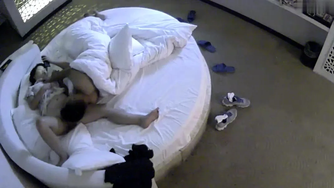 Amateur gives husband blowjob live on cam