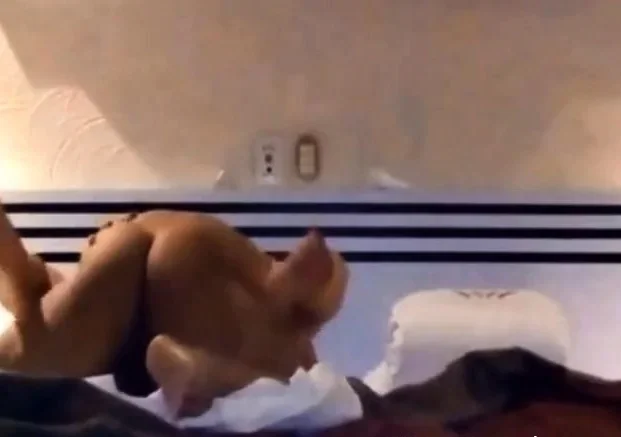 Mi esposa abierta de patas para ser penetrada por su amante