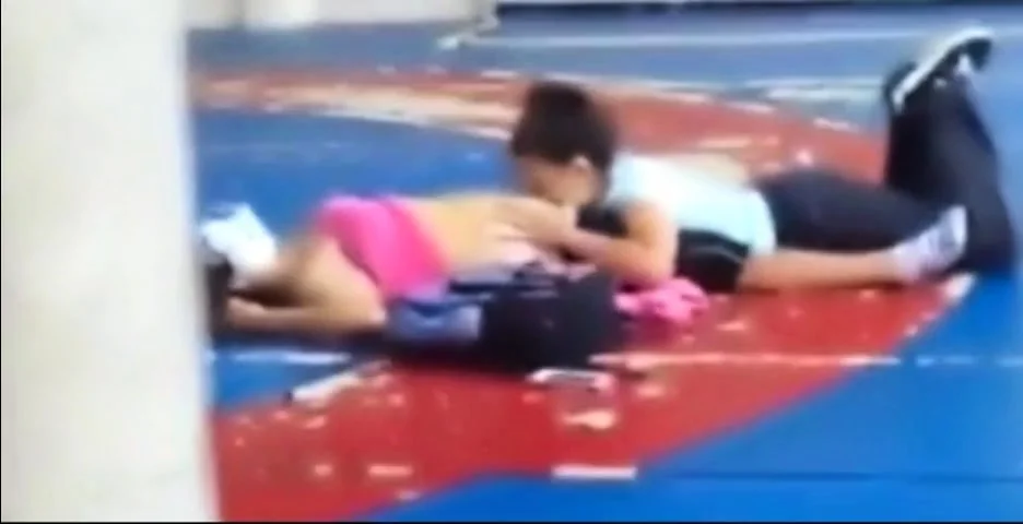 deux coquines surprise au gymnase
