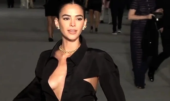 Bruna Marquezine nua pagando peitinho durante um evento