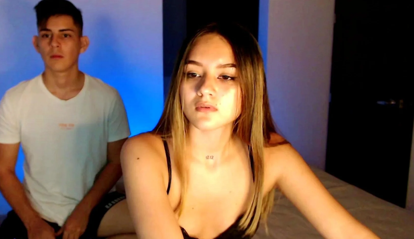 Cute amateur webcam teen girl toying pussy on webcam