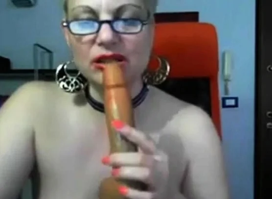 Hot mature woman naked on cam