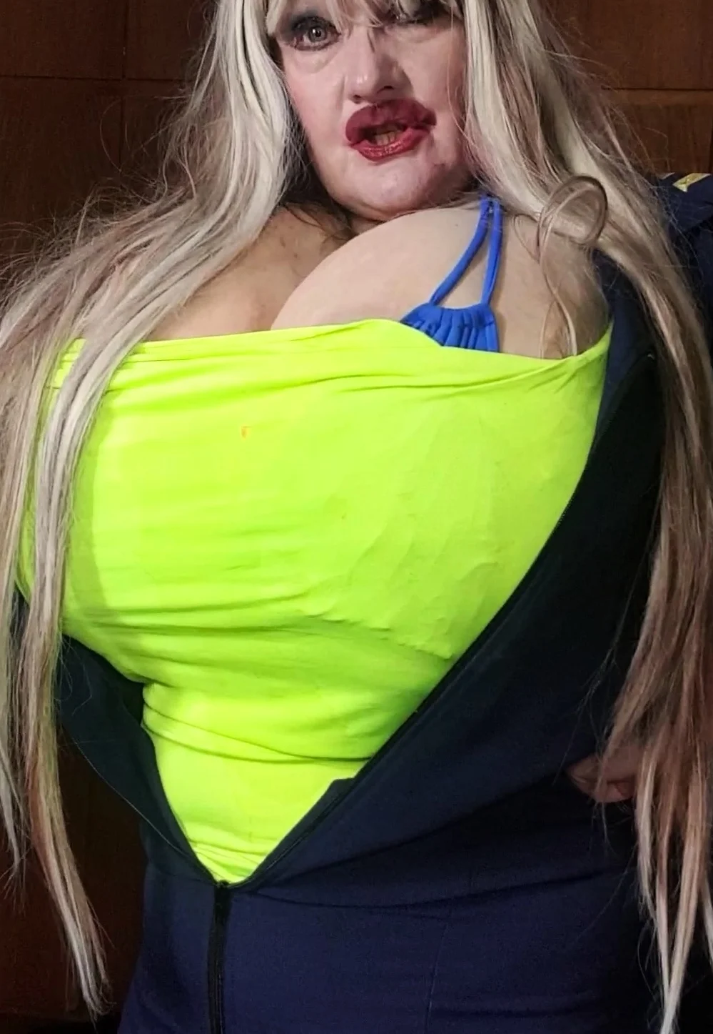 Watch sexy Susi in amazing stewardess