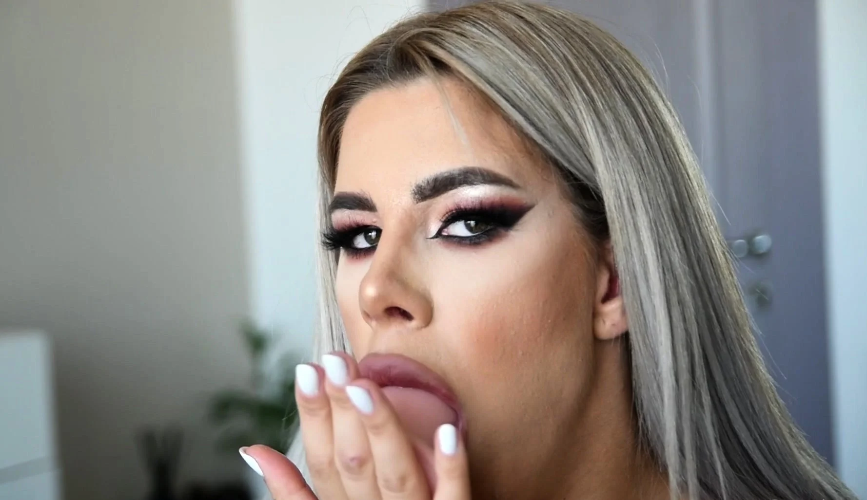 Close up MILF masturbation