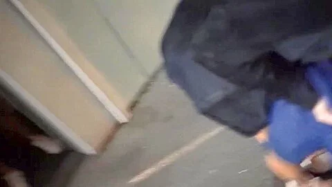 elle lui tire une pipe en pleine rue