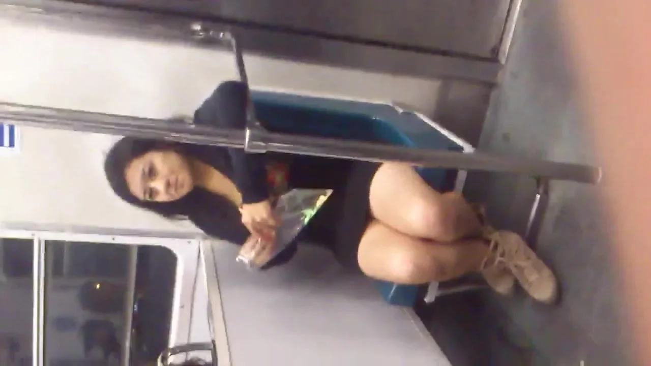 Pirenas de jovencita en el metro