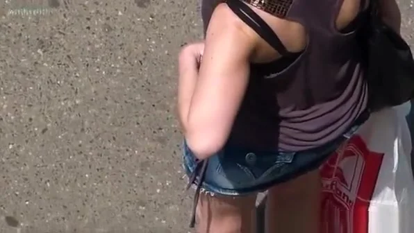Insight into the neckline girl on the street
