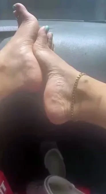 Amateur Foot Fetish Girlfriend Sucks and gives a Footjob