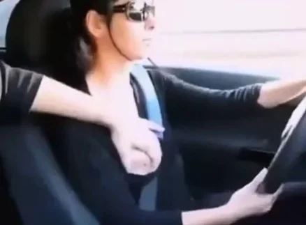 Female Uber Driver Gives Her Passenger A Handjob