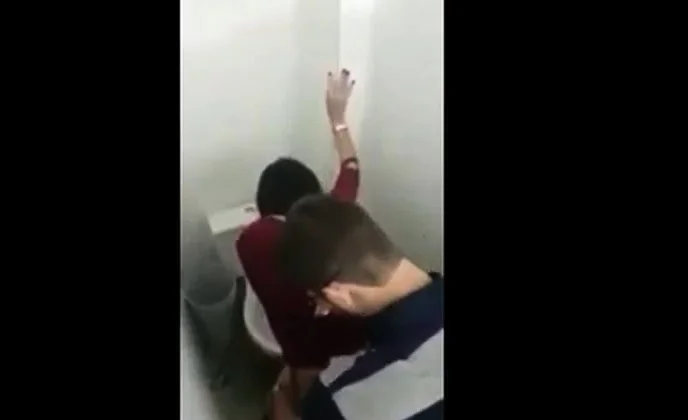 Novinha fudendo no baheiro