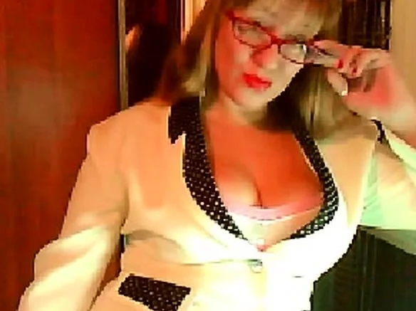 milf masturbates on webcam