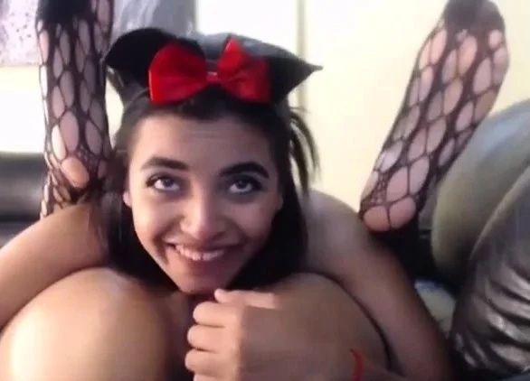 Camgirl Eating Pussy