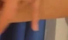 Geile Sau befummelt sich in der Umkleidekabine!