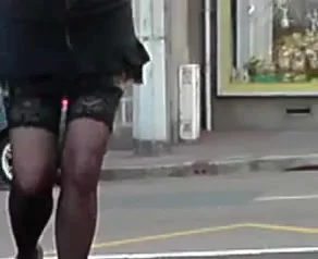 Bien porter des bas et porte jarretelles avec une minijupe