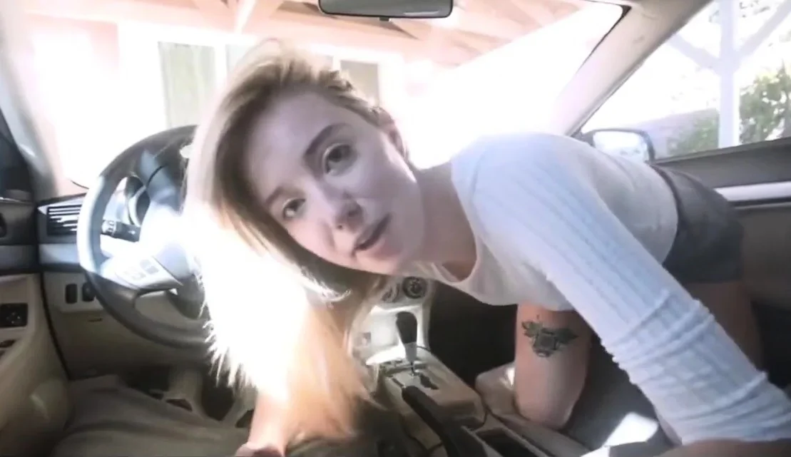 Stiefschwester fickt im Auto mit Bruder