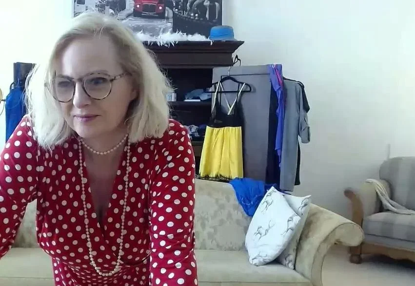 Blonde solo jerking off