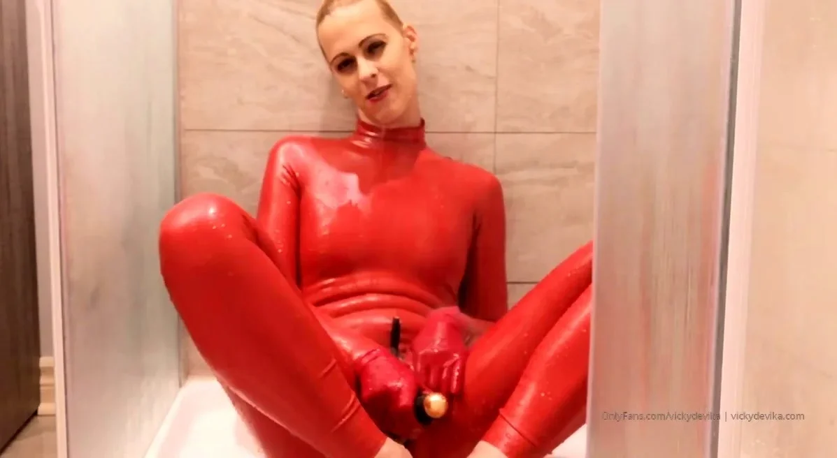 Masturbating blonde plays with her toy and cant get enough