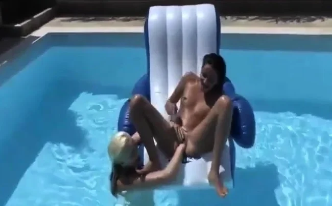 elle fist sa copine dans la piscine