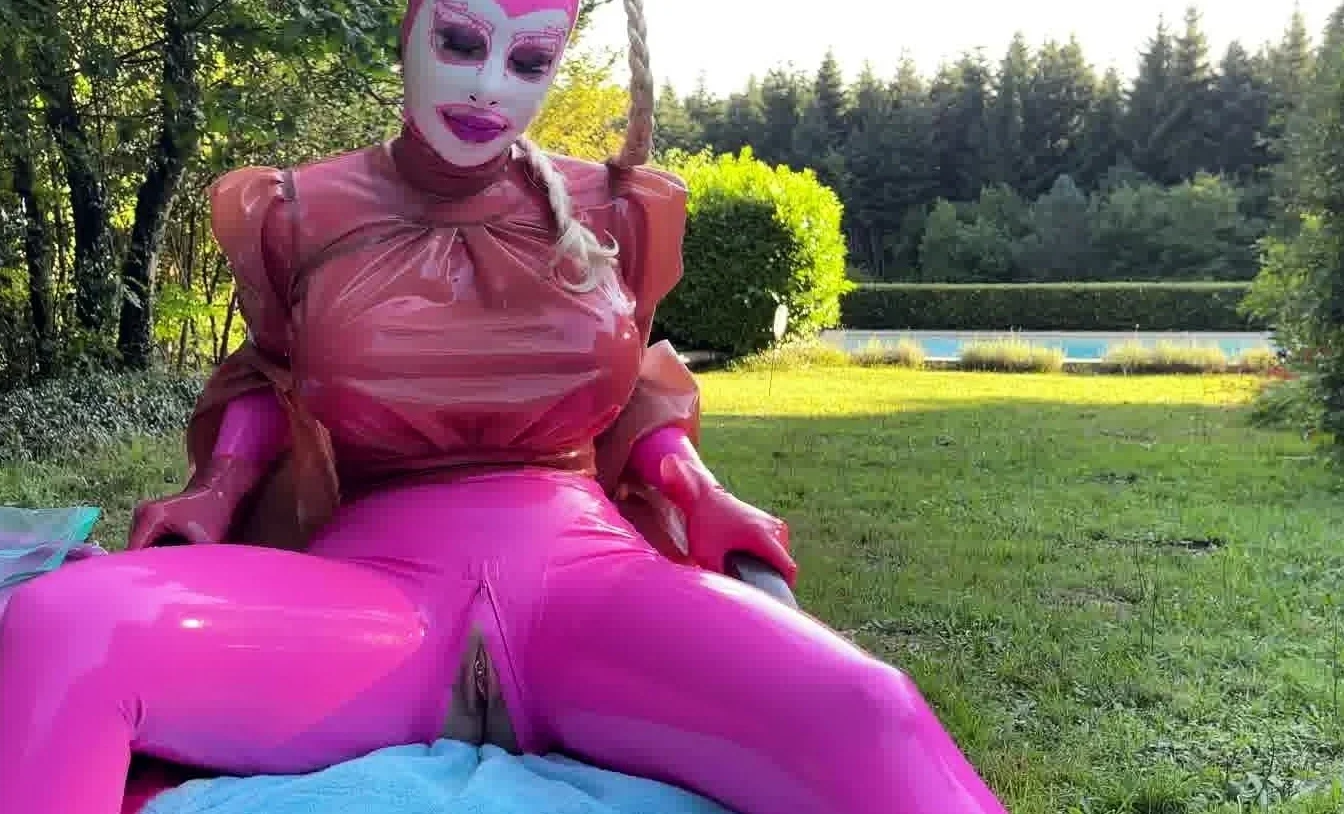Chubby Amateur Milf Sarah Janes Outdoor Masturbation