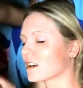 Hausgemachte Amateur-Gesichts-5 auf dem Bett