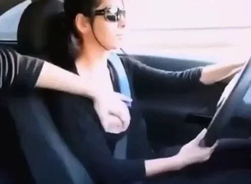 Female Uber Driver Gives Her Passenger A Handjob