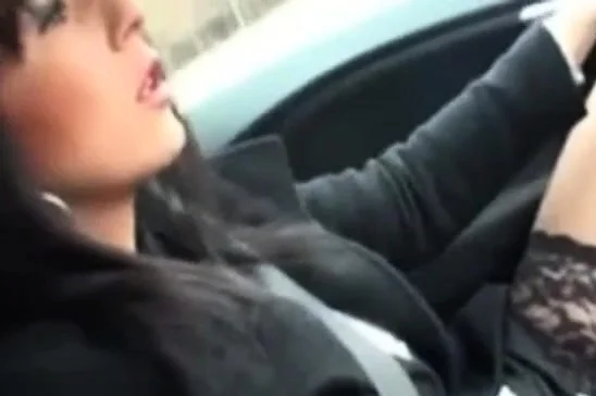 Trop impatiente elle se masturbe en roulant