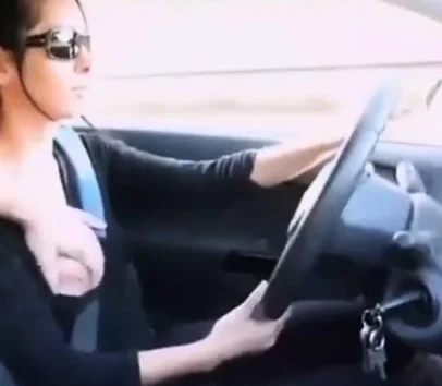 Female Uber Driver Gives Her Passenger A Handjob