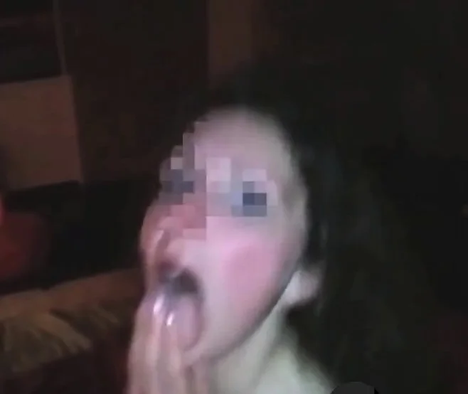 Meine Frau wird fremdgefickt und stoehnt dabei in die Kamera