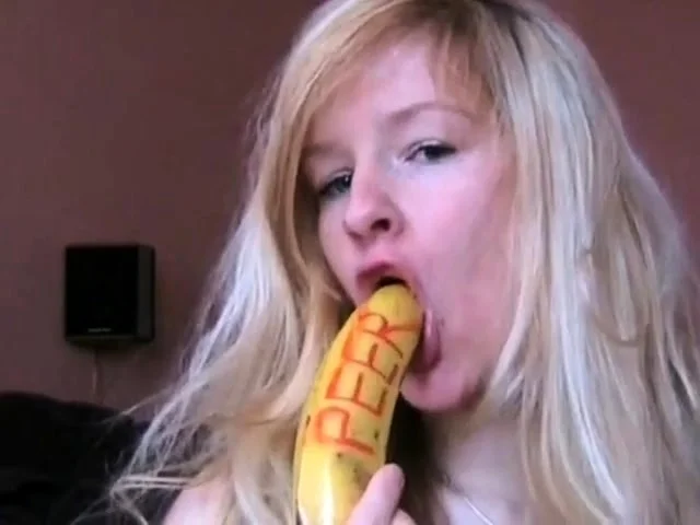 Deutsche Amateurin steckt sich eine Banane in den Arsch