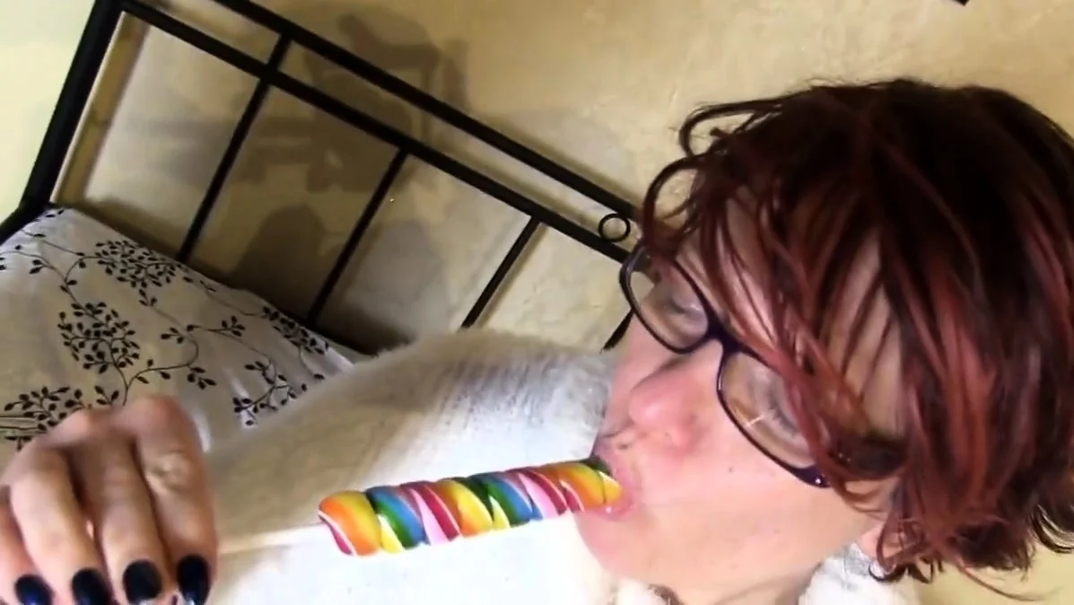 Reudige MILF steckt sich Lolli in die Fotze!