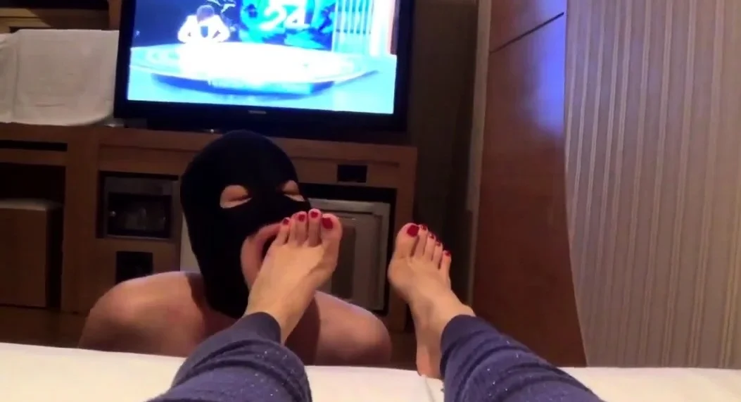 Korea Foot Goddess - Watching TV With Foot Slave