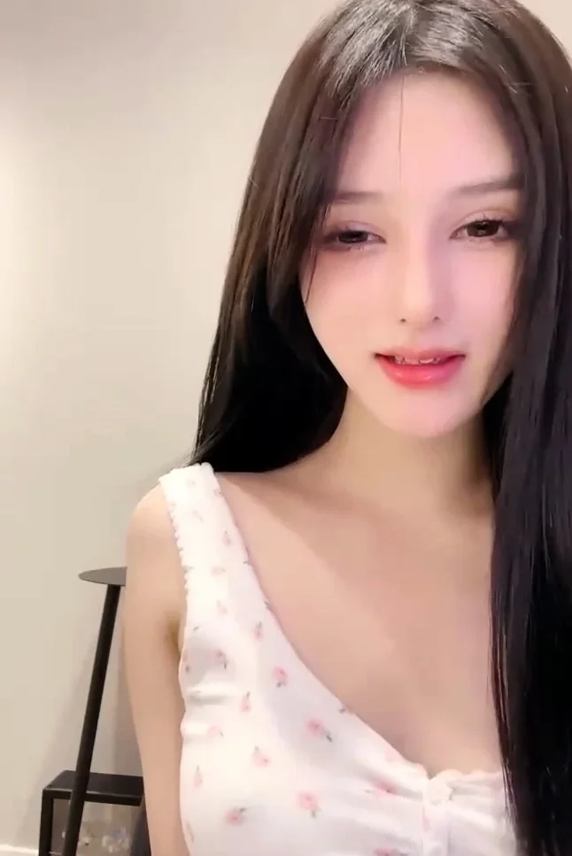 Naughty Japanese babe Ayaka Tomoda masturbates