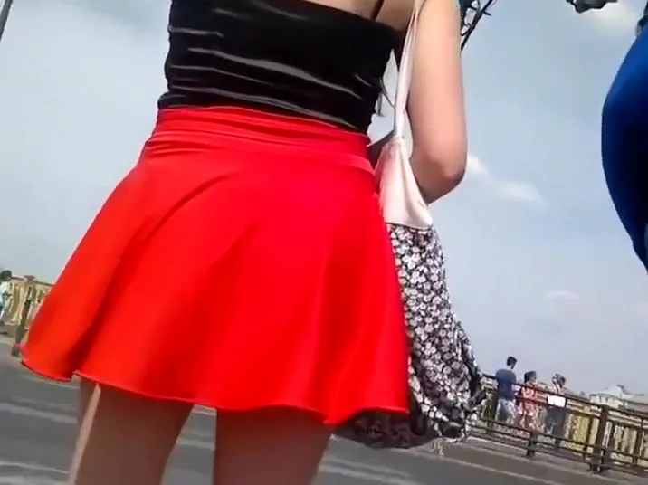 Wind helped so saw an upskirt