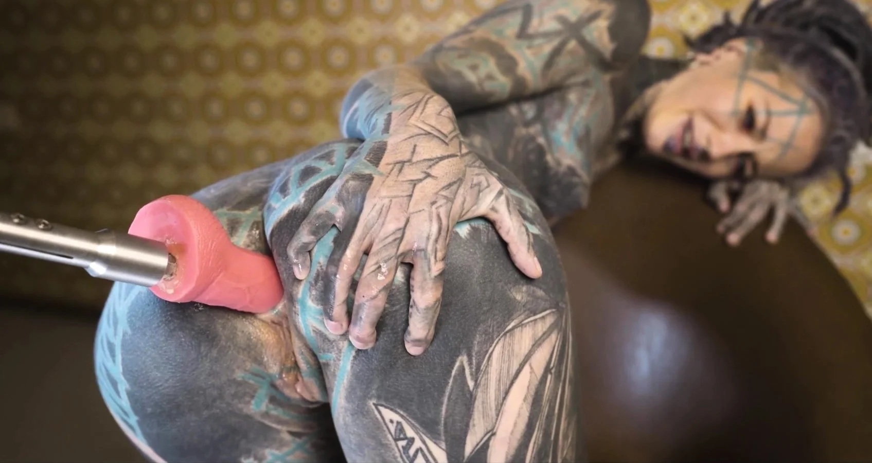 Anuskatzz testing a fuck machine in her ass