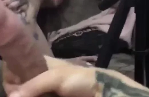 Tatuada chama dois dotados para gozar dentro dela.