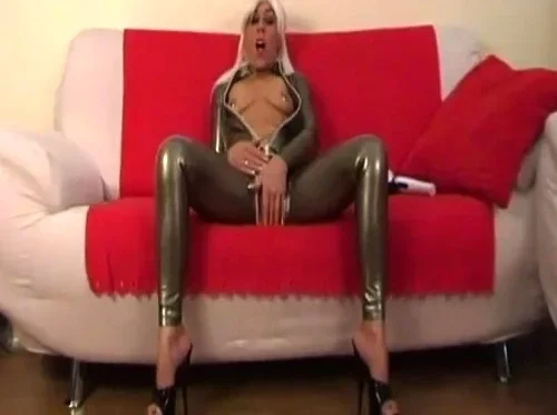 Geile MILF im Latex Catsuit